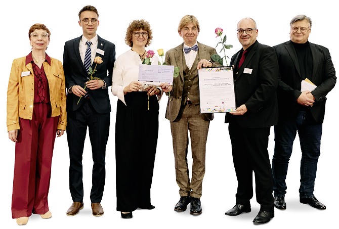 Sechs Erwachsene in formeller Kleidung stehen nebeneinander, wobei zwei von ihnen jeweils eine Rose halten und zwei weitere eine Urkunde und einen Scheck pr sentieren. Beschreibung von KI generiert