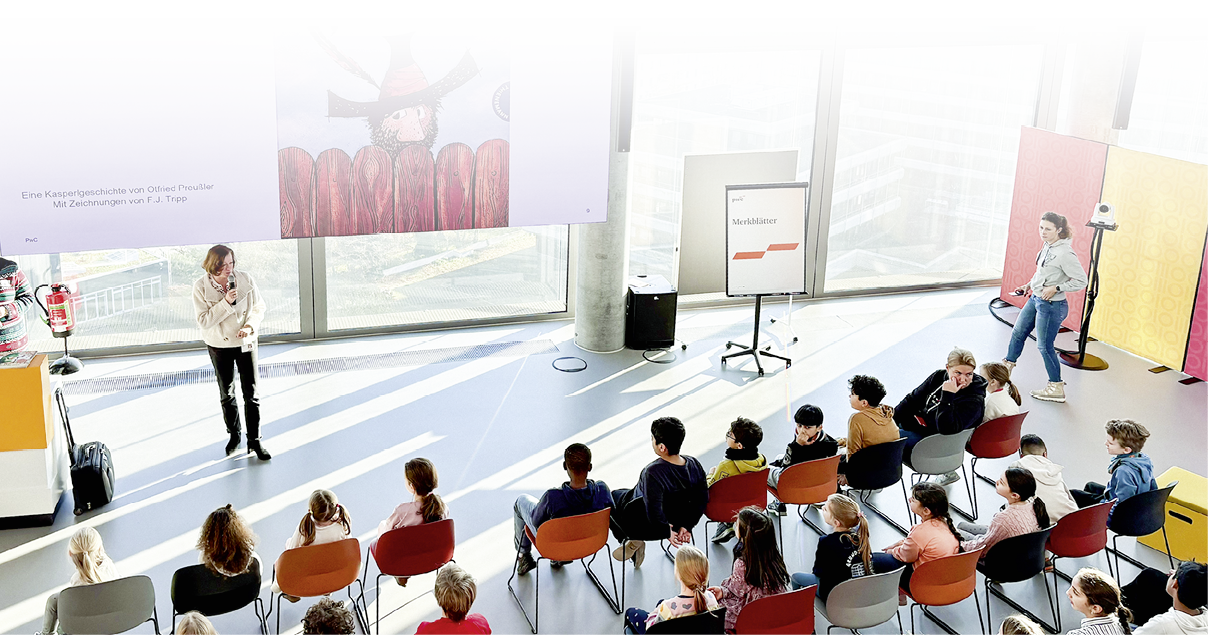 Eine Person h lt einen Vortrag vor sitzenden Personen in einem modernen, lichtdurchfluteten Raum mit gro en Fenstern und einer Pr sentation auf einer Leinwand. Beschreibung von KI generiert