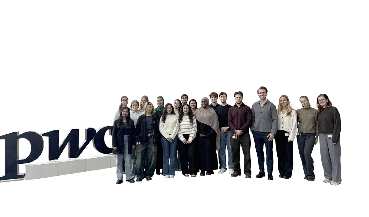 Eine Gruppe von etwa 18 Erwachsenen steht nebeneinander vor einem wei en Hintergrund neben einem gro en, teilweise sichtbaren schwarzen Schriftzug. Beschreibung von KI generiert