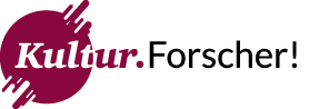 Das Logo zeigt den Schriftzug Kultur.Forscher! in einer Kombination aus wei er und schwarzer Schrift vor einem dunkelroten, stilisierten Kreis mit diagonalen Linien. Beschreibung von KI generiert