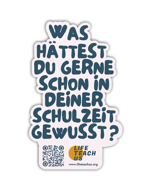 Was h ttest du gerne schon in deiner Schulzeit gewusst steht in handschriftlicher Schrift auf rosa Hintergrund mit einem QR-Code und dem Logo von Life Teach Us. Beschreibung von KI generiert